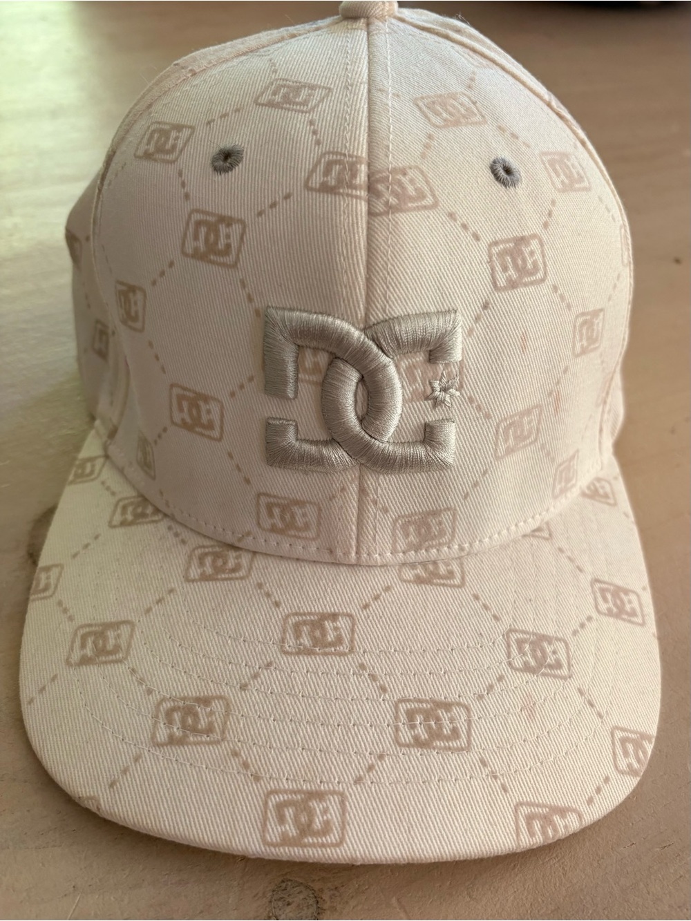 Vintage DC Shoes Fitted Hat Men Size S/M Cream All Over Monogram Print